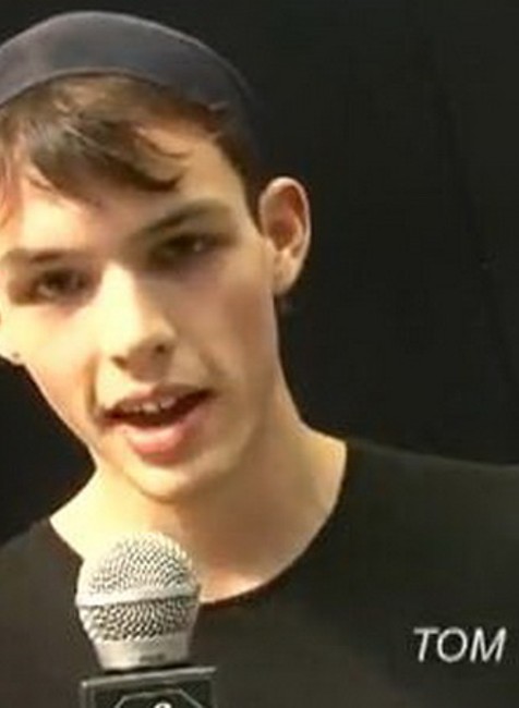 tom nicon neupraveny, tvar usmev, detail, mikrofon, supermodel