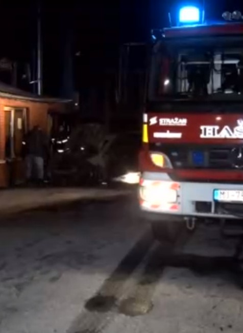 V Michalovciach vyčíňa podpaľač. Najprv horelo pohostinstvo, potom auto