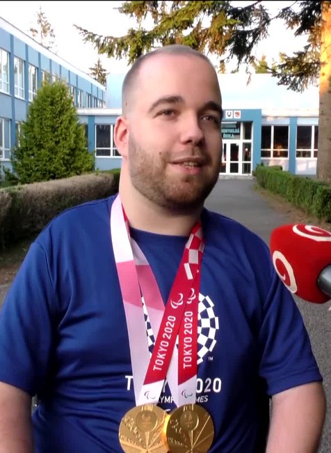 [multi] Keď sa narodil, hýbal iba hlavou 5166