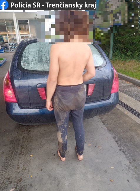 Nadrogovaný vodič tancoval v lese