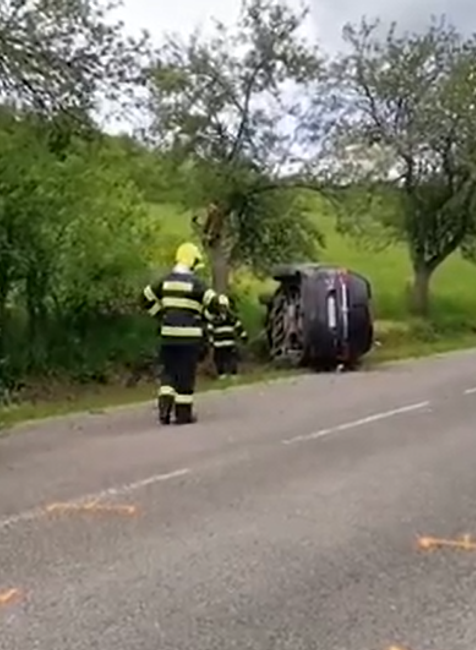 Auto skončilo na streche pri Beňadikovej
