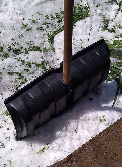 Na východe Slovenska v obci Hanigovce pri Sabinove to vyzeralo ako v decembri. Búrka so sebou priniesla aj ľadovec, ktorého bolo hojne. Prikladám pár názorných ukážok a video :) .
