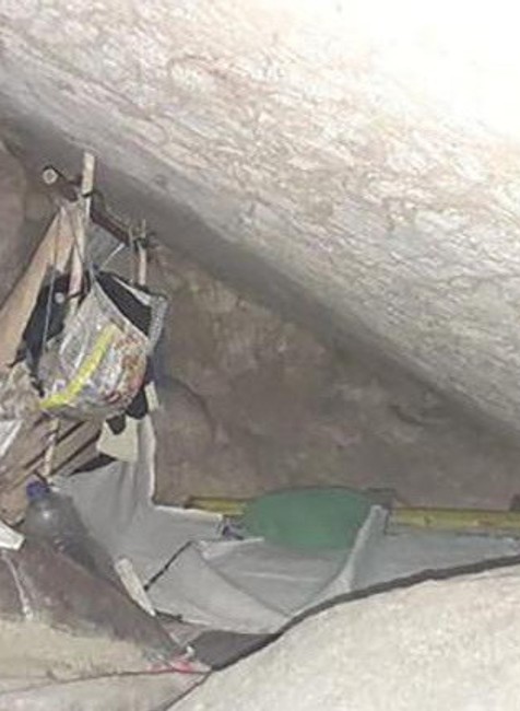 Dievča uväznené v jaskyni 