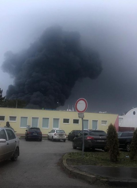 Hasiči z troch okresov zasahujú pri požiari výrobnej haly. Horia aj pneumatiky v susednom autoservise