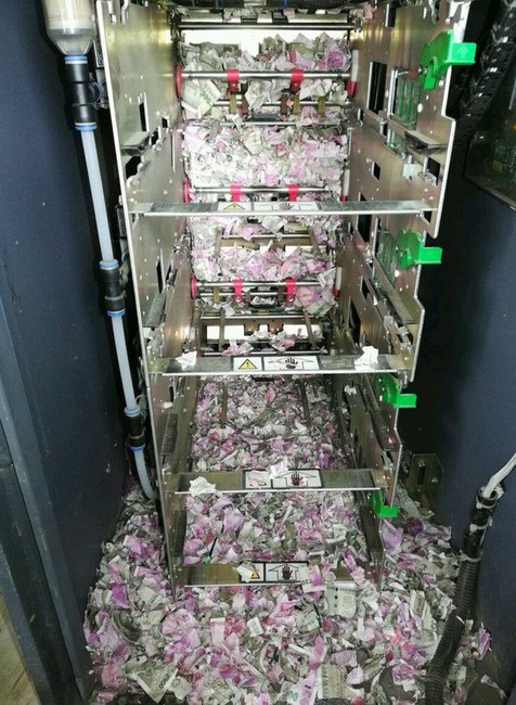 bankomat roztrhane bankovky.jpg