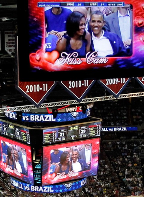 Obama prezident americký bozk basketbal