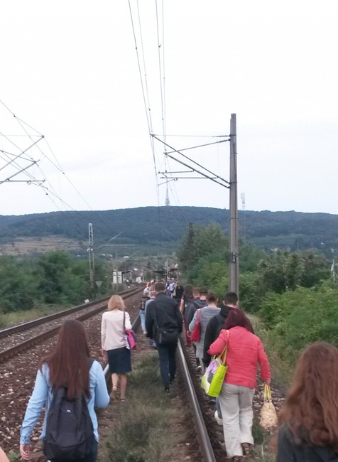 Porucha rušňa pred stanicou Bratislava-Vinohrady 