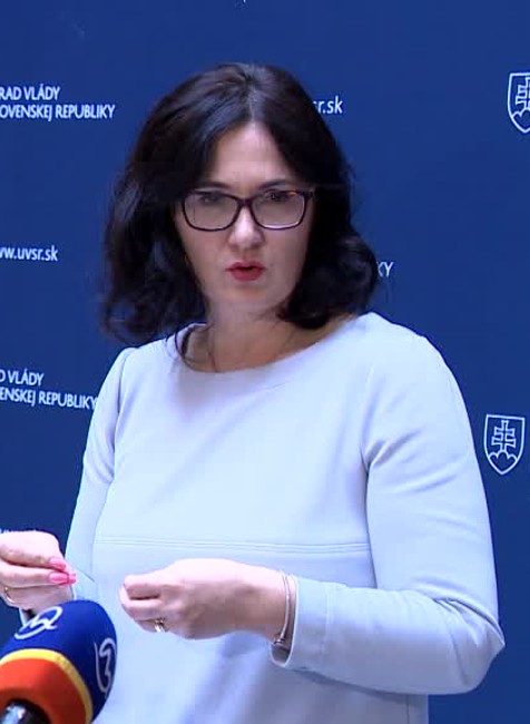 Prvé zasadnutie vlády začalo v akademickom duchu. Hlavnou témou je odoberanie titulov