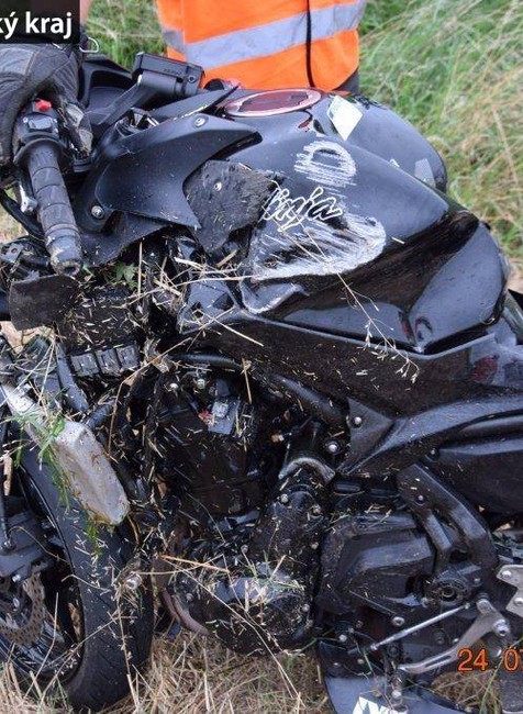 Po zrážke s traktorom vyhasol život motocyklistu