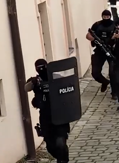 V centre Bratislavy spacifikovali ozbrojeného muža, v okolí ostávajú pyrotechnici