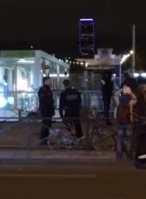 Evakuácia na Eiffelovke. Polícia uzatvorila parížsku dominantu162