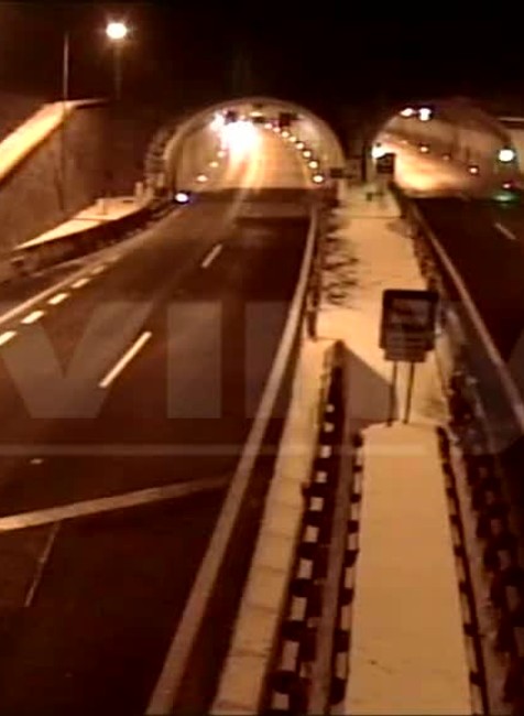 [multi] VIDEO: Vodič autom letel vo vzduchu. Po dopade vyšiel po vlastných 635