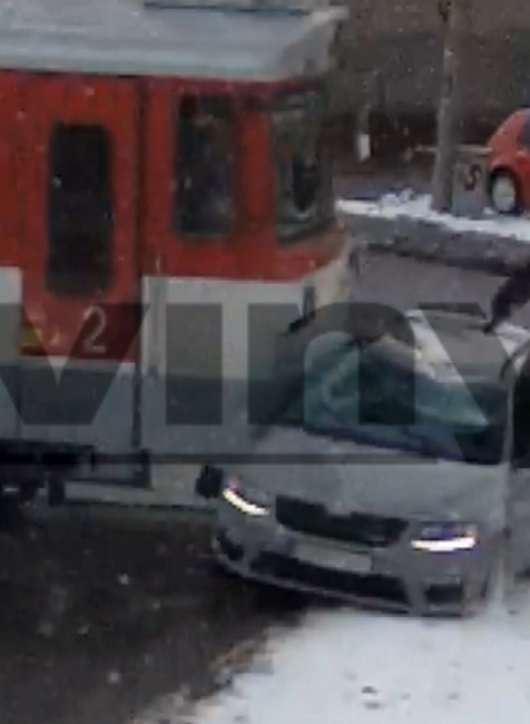 Vodič prežil zrážku s vlakom, auto tlačil pred sebou takmer tridsať metrov