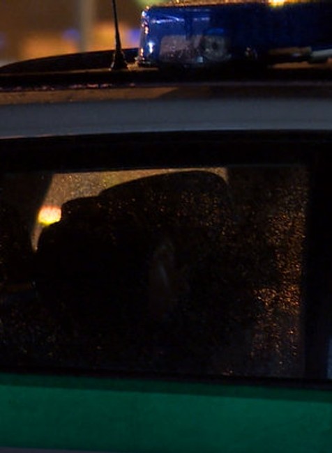 Cestná kontrola sa zmenila na policajný zásah. Okolo auta vodiča boli vrecúška