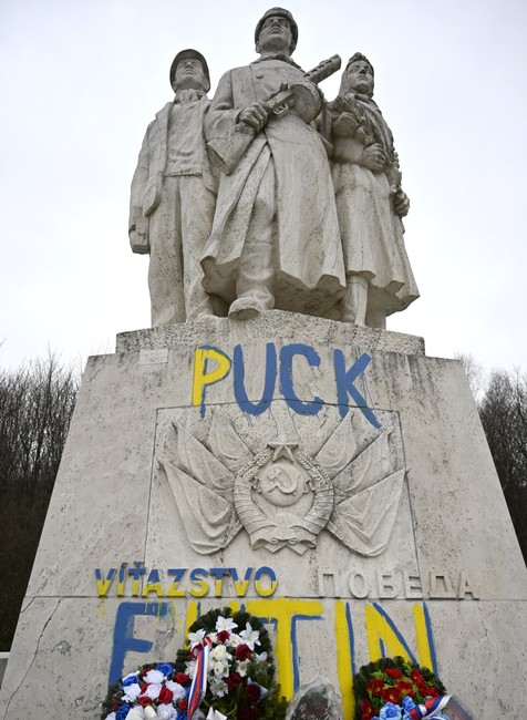 Poškodený pamätník na Dargove 2