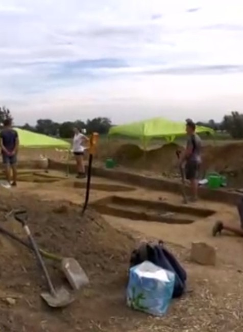 Vzácny objav. Farmár počas zberu zemiakov natrafil na pohrebisko staršie ako pyramídy