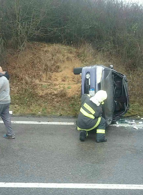 Pri nehode na východe Slovenska sa zranilo 5 ľudí. Auto skončilo prevrátené