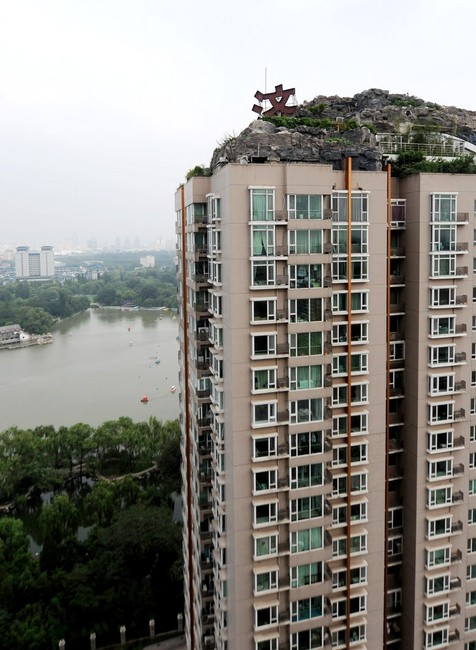 Peking čierna stavba panelák 1