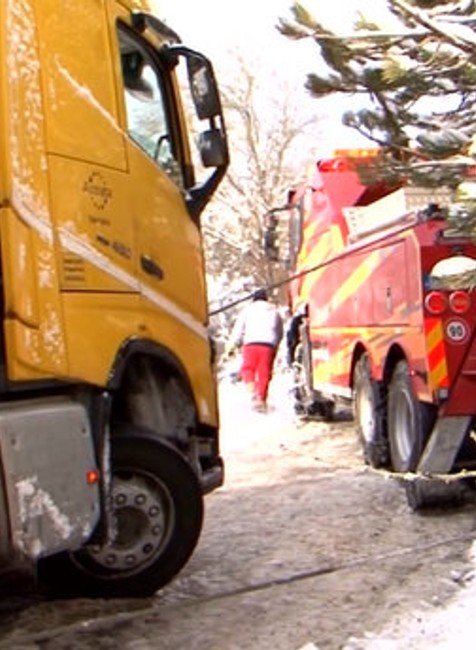 Muž sa snažil vyjsť zasneženým kopcom. Život si zachránil vyskočením z kabíny kamióna