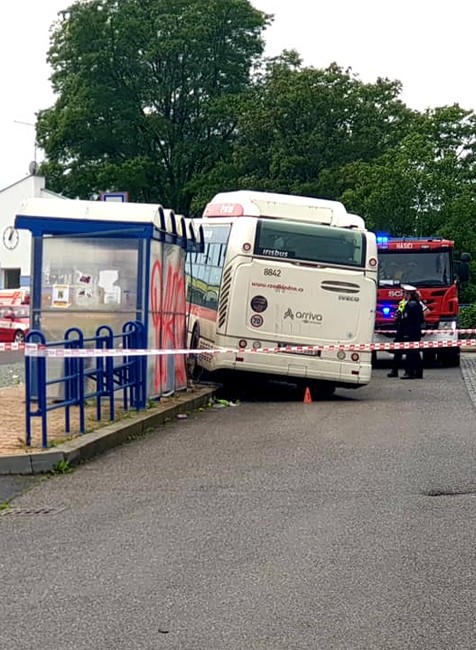 Hrozivá nehoda v Česku: Autobus vrazil do zastávky, nehodu neprežil 8- ročný chlapec