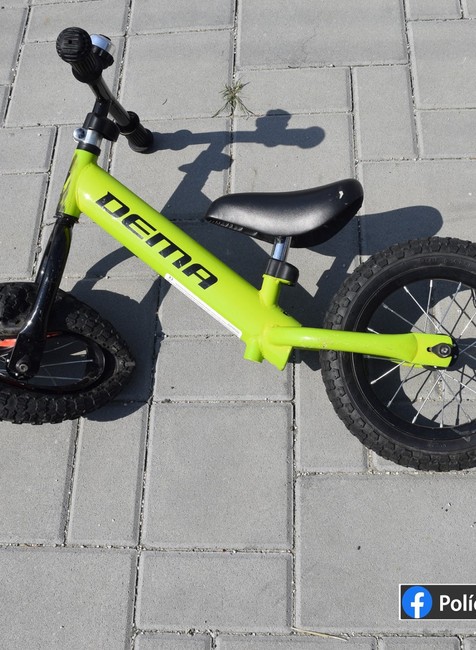 Trojročný chlapec na odrážadle nedal prednosť v jazde, skončil v boku auta