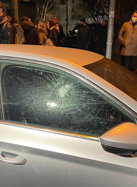 Do auta Roberta Fica hodili dlažobnú kocku a rozbili sklo 