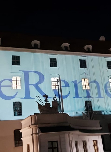 Vysvietenie hradu na pamiatku obetí holokaustu