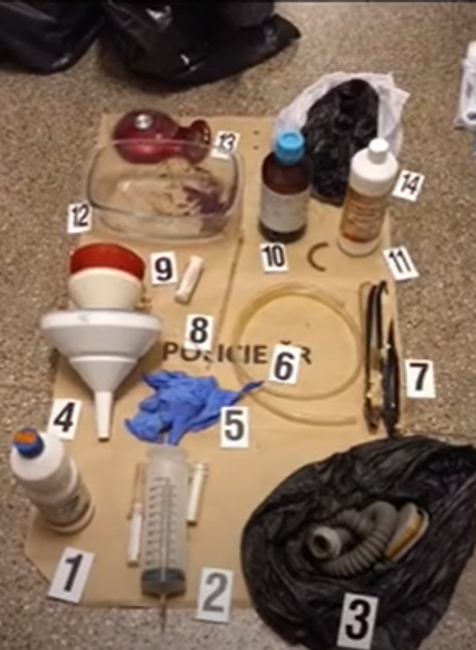 Česká polícia stíha 14 ľudí kvôli dovážaniu drog zo Slovenska (1)