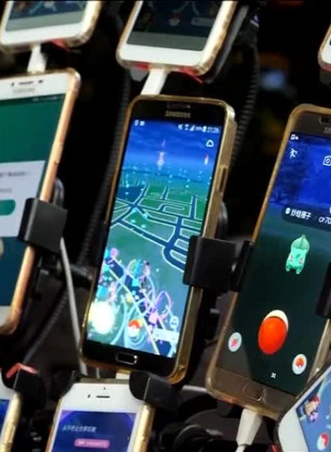 Muž naplno prepadol hre. Pokémonov loví 15 mobilmi10578