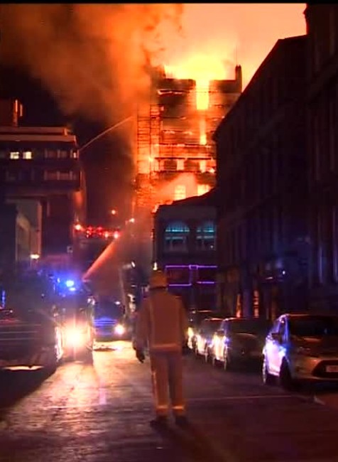 VIDEO: Požiar zachvátil umeleckú školu v Glasgowe. S plameňmi bojuje viac ako 120 hasičov634