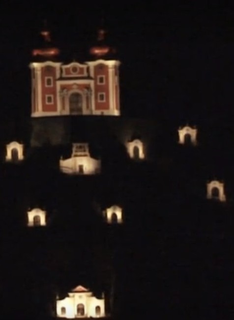 FOTO: Úchvatný pohľad pre návštevníkov Banskej Štiavnice. Unikátna kalvária žiari do diaľky