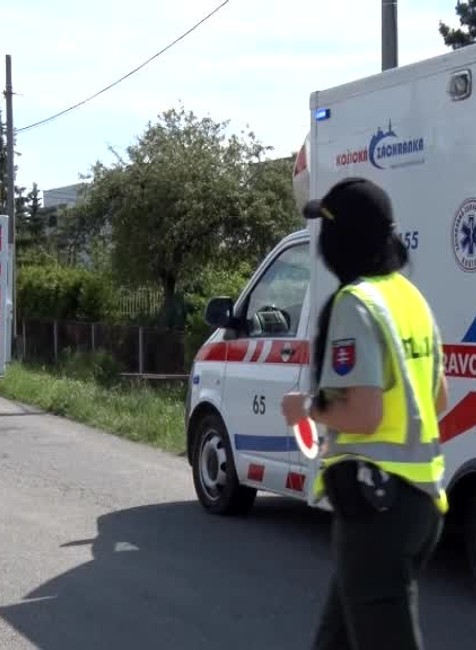Autom narazil do murovanej zastávky, ktorá sa zrútila na ľudí čakajúcich na autobus