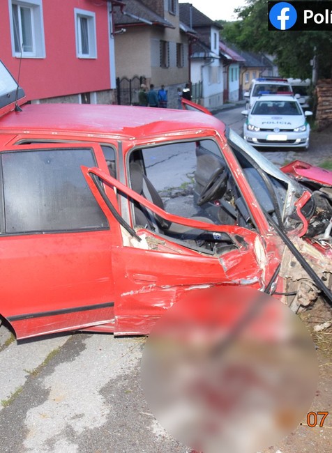 Troch mladíkov zastavil až náraz do elektrického stĺpa. Divoká jazda si vyžiadala život jedného z nich