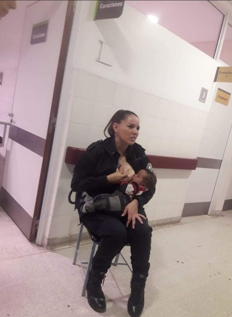 Policajtka nakojila vyhladované dieťa 