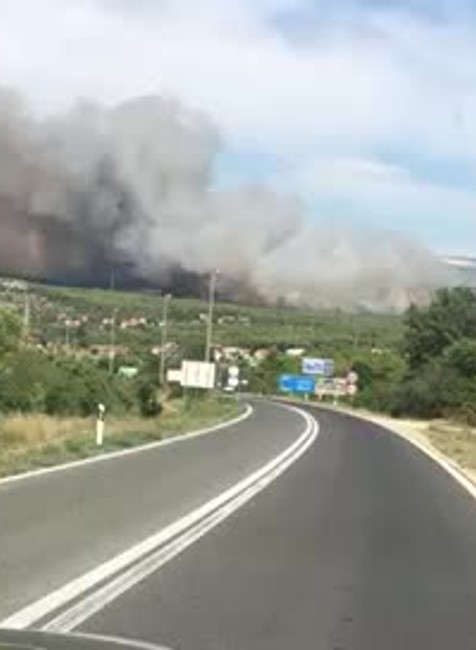Video: Chorvátsko sužujú lesné požiare. Desiatky hasičov bojujú už dva dni