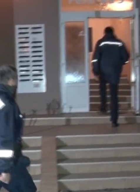 Muž (74) strávil s mŕtvou manželkou v byte niekoľko dní. 