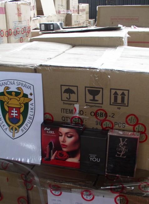 FOTO: Colníci zaistili falzifikáty v hodnote takmer 5 miliónov eur 