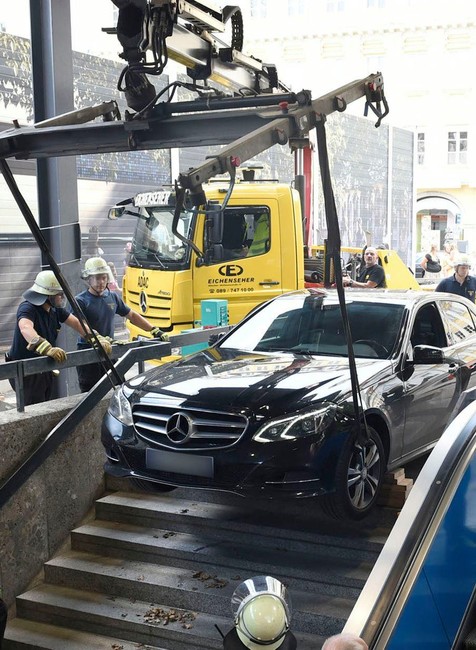 Vodič si splietol vstup do metra s podzemnou garážou. Zasekol sa na schodoch 