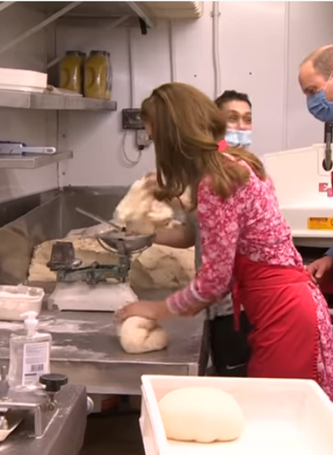 Vojvodkyňa Kate a princ William v pekárni piekli pečivo