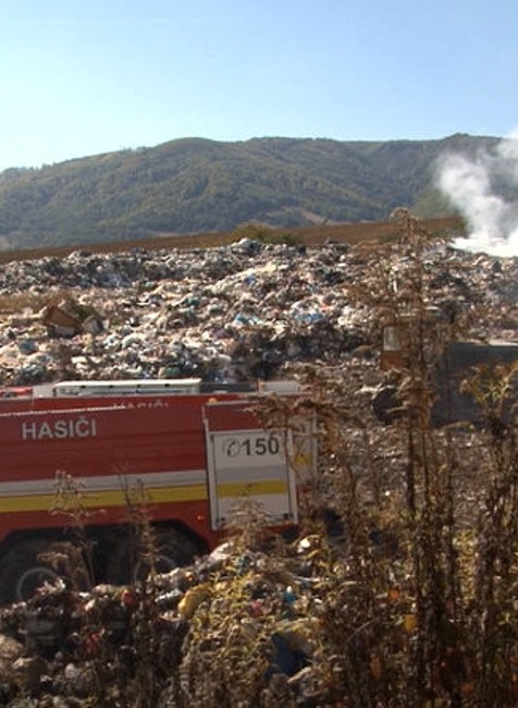 Zo skládky stále šľahajú obrovské plamene. V meste vyhlásili mimoriadnu situáciu