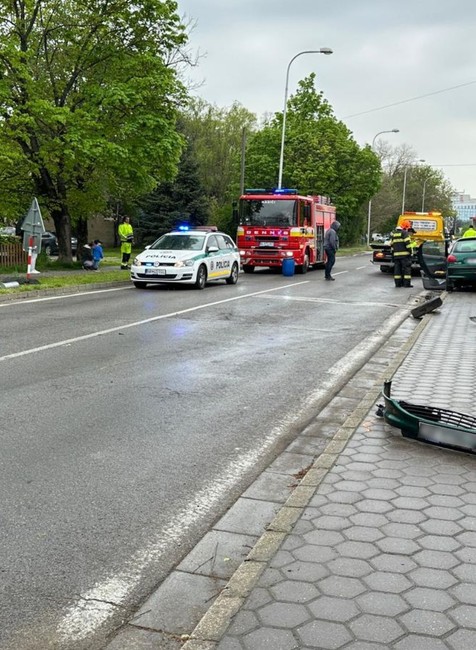 Zrážka osobného auta s policajtmi (1)
