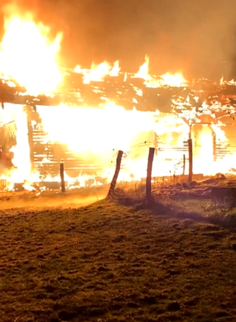 Zhorelo mu auto a teraz konská maštaľ