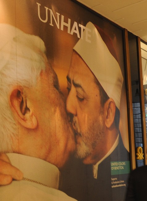 UNHATE reklamná kampaň Benetton bozkávajúci sa pápež