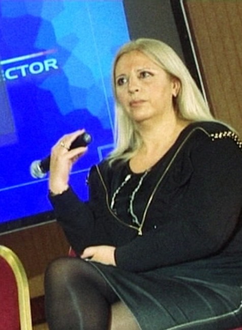 nora mojsejova s mikrofonom, v hoteli na sedacke