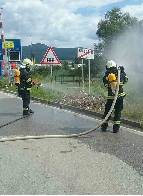 Hasiči zasahujú pri masívnom úniku plynu. Z okolitých firiem evakuovali 60 osôb
