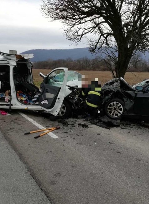 Vážna nehoda pri Strážskom. Cestu uzavreli