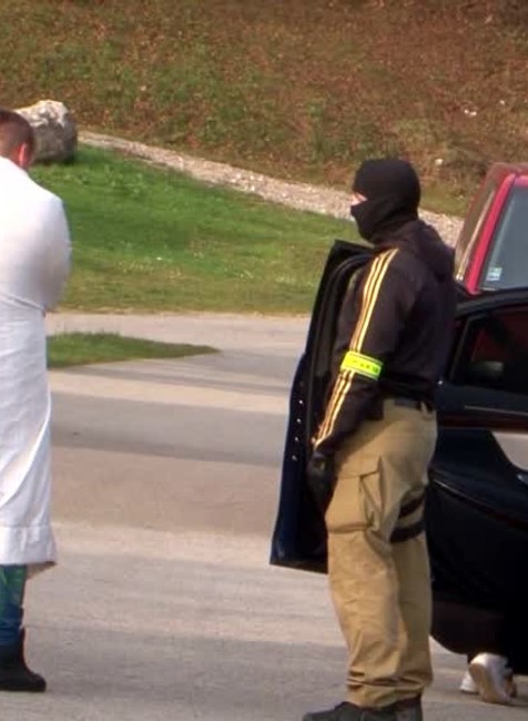 Policajti ho zastavili počas jazdy. Niekoľko hodín mu prehľadávali auto8471