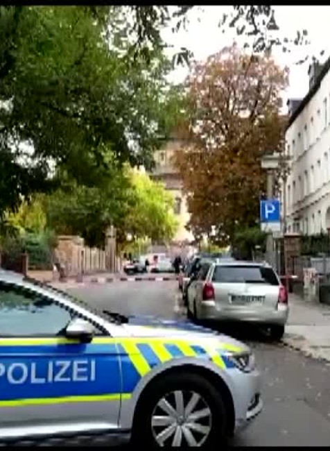 Strelec zavraždil dvoch ľudí neďaleko nemeckej synagógy. Ku krviprelievaniu došlo počas židovského sviatku
