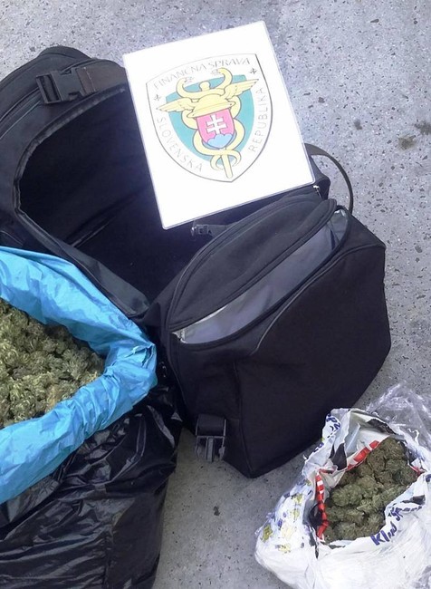 Muž pašoval drogy cez hranice. Na odlákanie pozornosti využil nevinné stvorenie