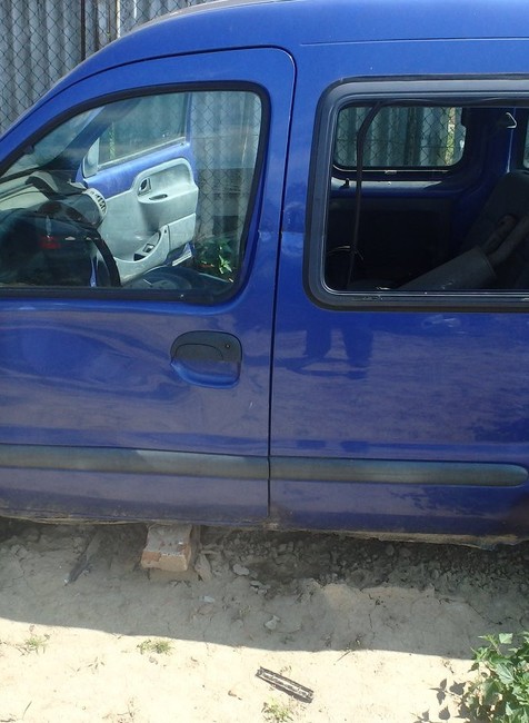 Bez povolenia rozoberal autá. Svoj nelegálny obchod si otvoril priamo pred domom